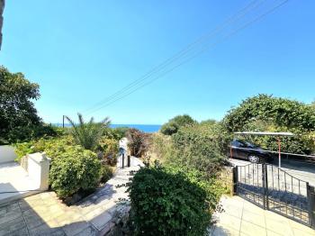 KKTC Girne Karaoğlanoğlu'nda Denize Sıfır Geniş Bahçeli Satılık 3+1 Villa