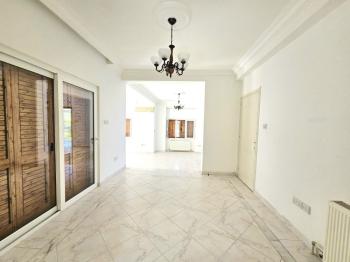 KKTC Girne Karaoğlanoğlu'nda Denize Sıfır Geniş Bahçeli Satılık 3+1 Villa