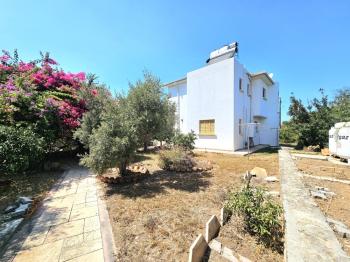 KKTC Girne Karaoğlanoğlu'nda Denize Sıfır Geniş Bahçeli Satılık 3+1 Villa