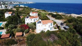 KKTC Girne Karaoğlanoğlu'nda Denize Sıfır Geniş Bahçeli Satılık 3+1 Villa