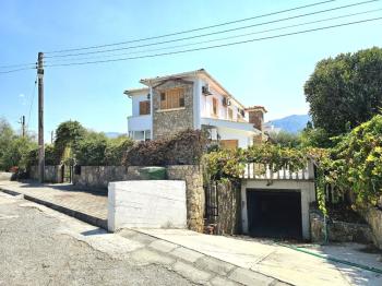 KKTC Girne Karaoğlanoğlu'nda Denize Sıfır Geniş Bahçeli Satılık 3+1 Villa