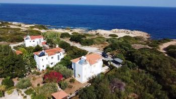 KKTC Girne Karaoğlanoğlu'nda Denize Sıfır Geniş Bahçeli Satılık 3+1 Villa