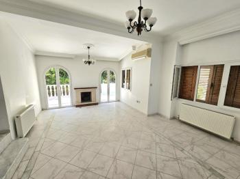 KKTC Girne Karaoğlanoğlu'nda Denize Sıfır Geniş Bahçeli Satılık 3+1 Villa