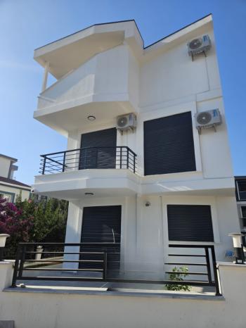 DİDİM HİSAR MAHALLESİNDE DENİZ MANZARALI  GENİŞ BAHÇELİ SIFIR 3+1 SATILIK VİLLA