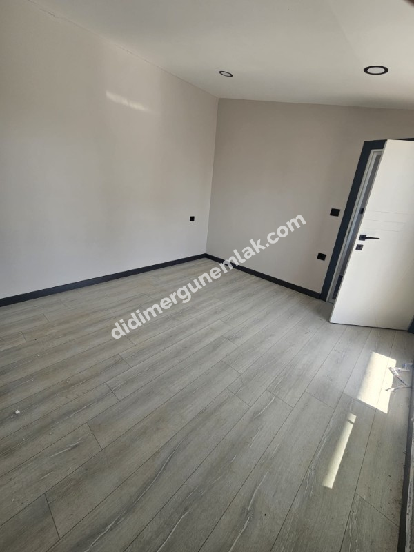 DİDİM HİSAR MAHALLESİNDE DENİZ MANZARALI  GENİŞ BAHÇELİ SIFIR 3+1 SATILIK  VİLLA