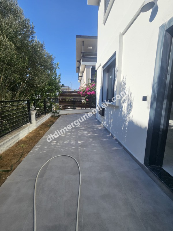 DİDİM HİSAR MAHALLESİNDE DENİZ MANZARALI  GENİŞ BAHÇELİ SIFIR 3+1 SATILIK  VİLLA