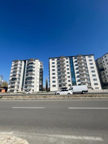 AFYON ÜÇOK EMLAKTAN SÜLÜN BLD YOL ÜZERİ 3+1 LÜX GENİŞ SATILIK DAİRE
