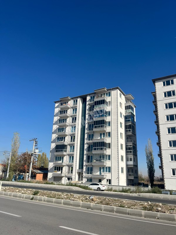 AFYON ÜÇOK EMLAKTAN SÜLÜN BLD YOL ÜZERİ 3+1 LÜX GENİŞ SATILIK DAİRE