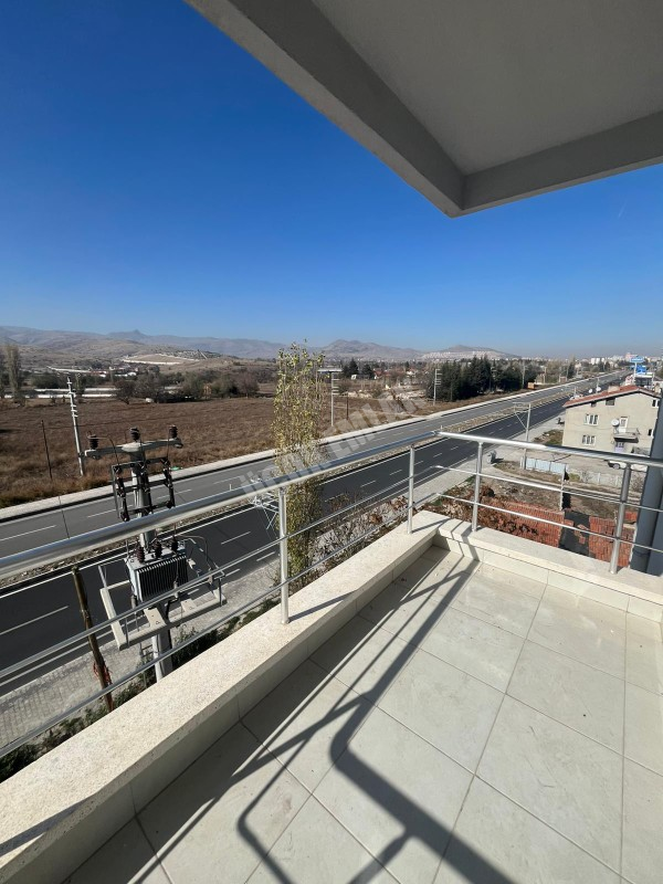 AFYON ÜÇOK EMLAKTAN SÜLÜN BLD YOL ÜZERİ 3+1 LÜX GENİŞ SATILIK DAİRE