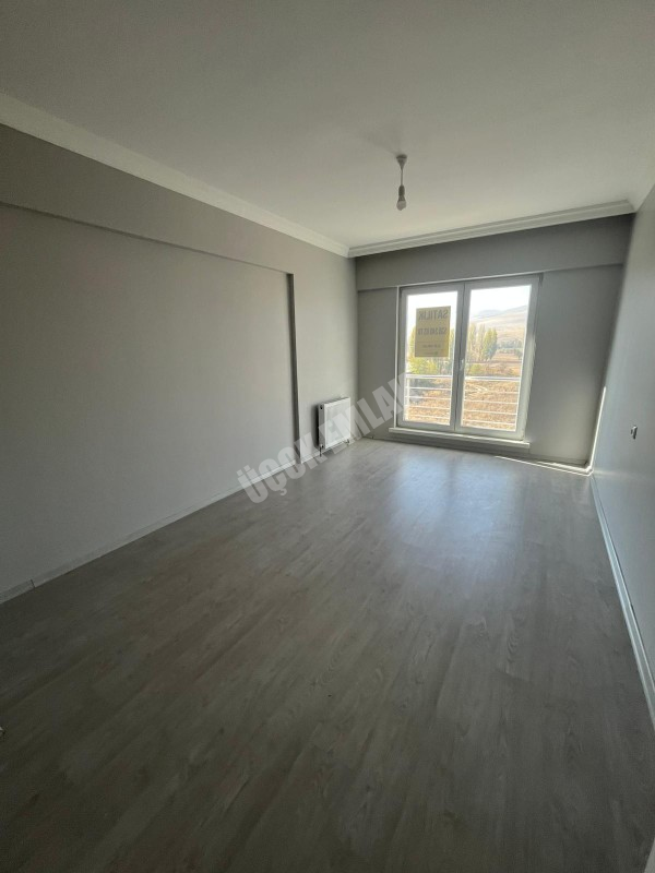 AFYON ÜÇOK EMLAKTAN SÜLÜN BLD YOL ÜZERİ 3+1 LÜX GENİŞ SATILIK DAİRE