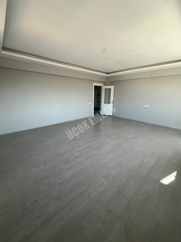 AFYON ÜÇOK EMLAKTAN SÜLÜN BLD YOL ÜZERİ 3+1 LÜX GENİŞ SATILIK DAİRE