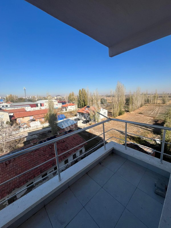 AFYON ÜÇOK EMLAKTAN SÜLÜN BLD YOL ÜZERİ 3+1 LÜX GENİŞ SATILIK DAİRE