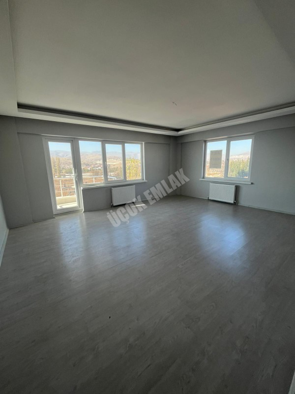 AFYON ÜÇOK EMLAKTAN SÜLÜN BLD YOL ÜZERİ 3+1 LÜX GENİŞ SATILIK DAİRE