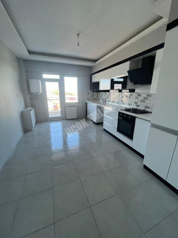 AFYON ÜÇOK EMLAKTAN SÜLÜN BLD YOL ÜZERİ 3+1 LÜX GENİŞ SATILIK DAİRE
