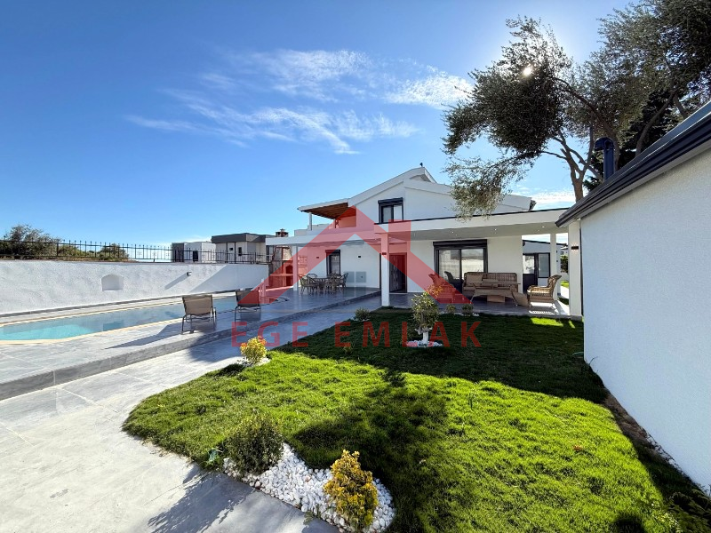 Didim'de 700 M² Arsa İçerisinde Satılık 4+ 1 Villa