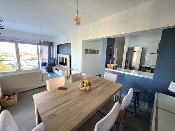 KKTC Girne Merkezde Muhteşem Deniz ve Dağ Manzaralı Türk Malı Satılık 2+1 Daire