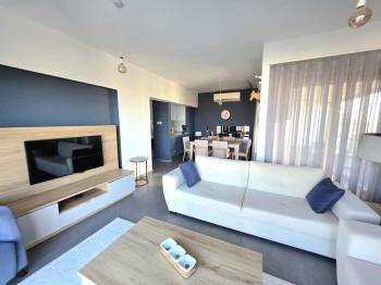 KKTC Girne Merkezde Muhteşem Deniz ve Dağ Manzaralı Türk Malı Satılık 2+1 Daire