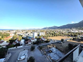 KKTC Girne Merkezde Muhteşem Deniz ve Dağ Manzaralı Türk Malı Satılık 2+1 Daire