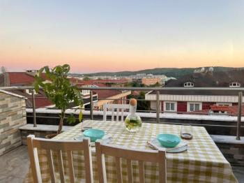 Wen Gayrimenkul den  Göktürk te Teraslı Çatı Katı 2+1 Kiralık Daire