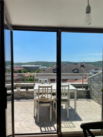 Wen Gayrimenkul den  Göktürk te Teraslı Çatı Katı 2+1 Kiralık Daire