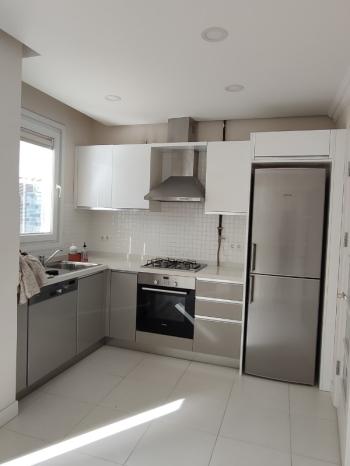 SUADİYE PEMBEGÜL SOKAKTA GENİŞ EBEVEYN BANYOLU DEPOLU 2+1 