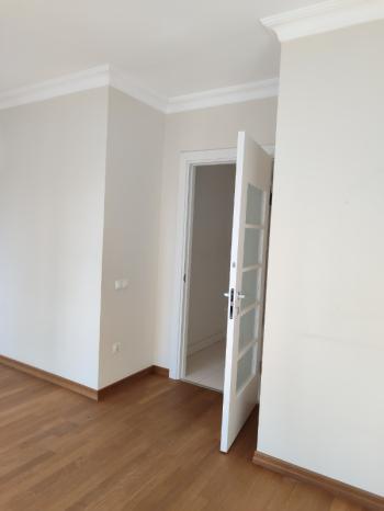 SUADİYE PEMBEGÜL SOKAKTA GENİŞ EBEVEYN BANYOLU DEPOLU 2+1 