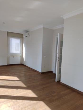 SUADİYE PEMBEGÜL SOKAKTA GENİŞ EBEVEYN BANYOLU DEPOLU 2+1 