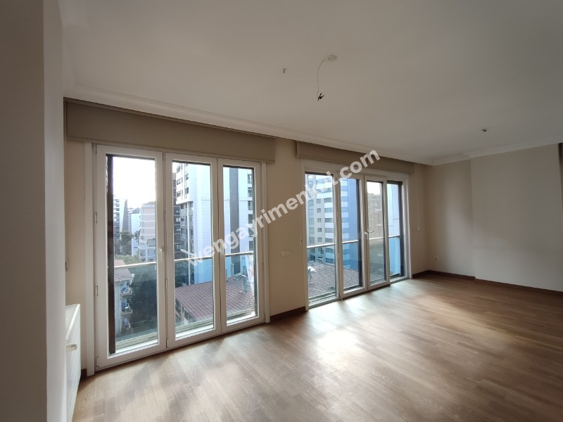 SUADİYE PEMBEGÜL SOKAKTA GENİŞ EBEVEYN BANYOLU DEPOLU 2+1 