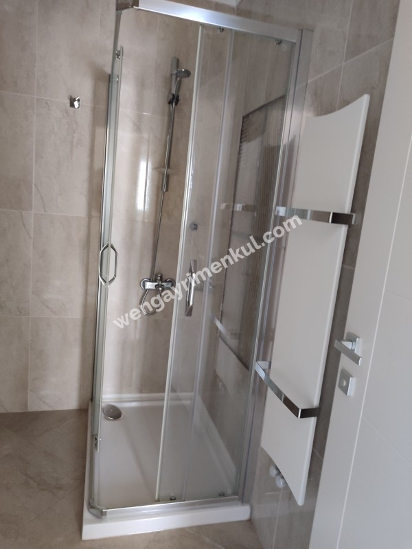 SUADİYE PEMBEGÜL SOKAKTA GENİŞ EBEVEYN BANYOLU DEPOLU 2+1 