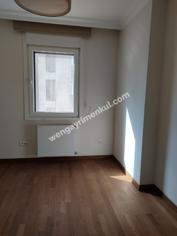 SUADİYE PEMBEGÜL SOKAKTA GENİŞ EBEVEYN BANYOLU DEPOLU 2+1 