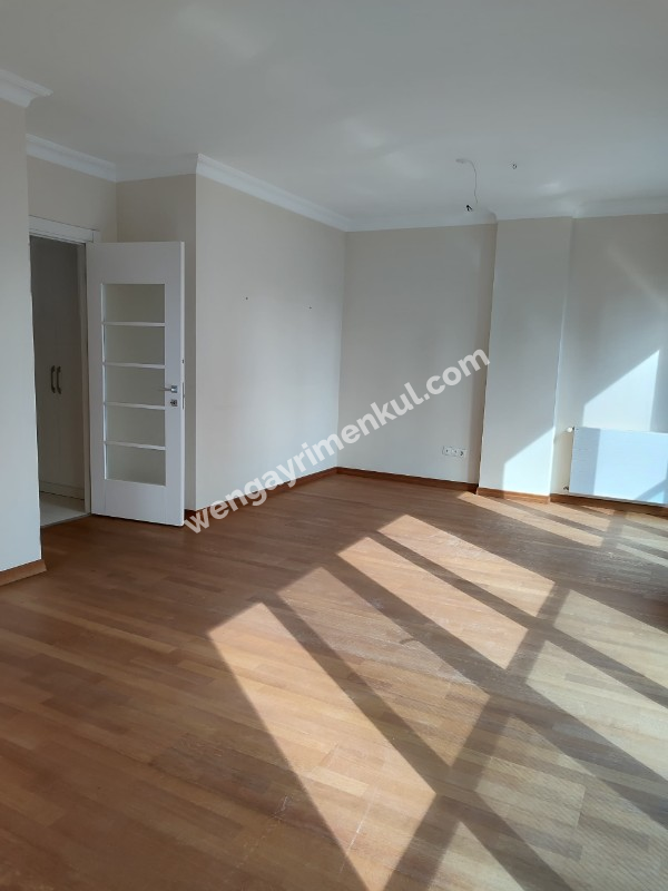 SUADİYE PEMBEGÜL SOKAKTA GENİŞ EBEVEYN BANYOLU DEPOLU 2+1 