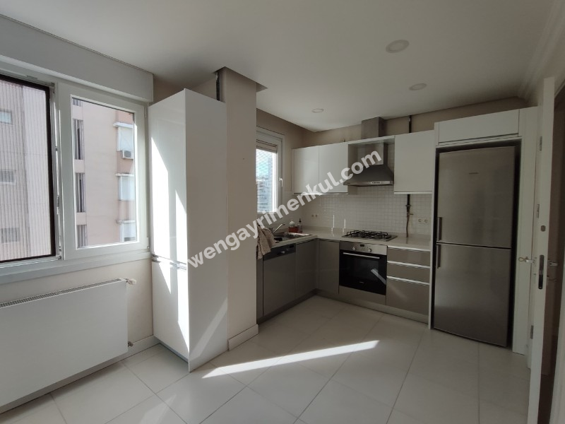 SUADİYE PEMBEGÜL SOKAKTA GENİŞ EBEVEYN BANYOLU DEPOLU 2+1 