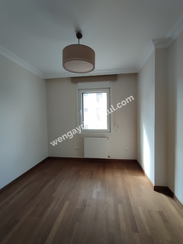 SUADİYE PEMBEGÜL SOKAKTA GENİŞ EBEVEYN BANYOLU DEPOLU 2+1 