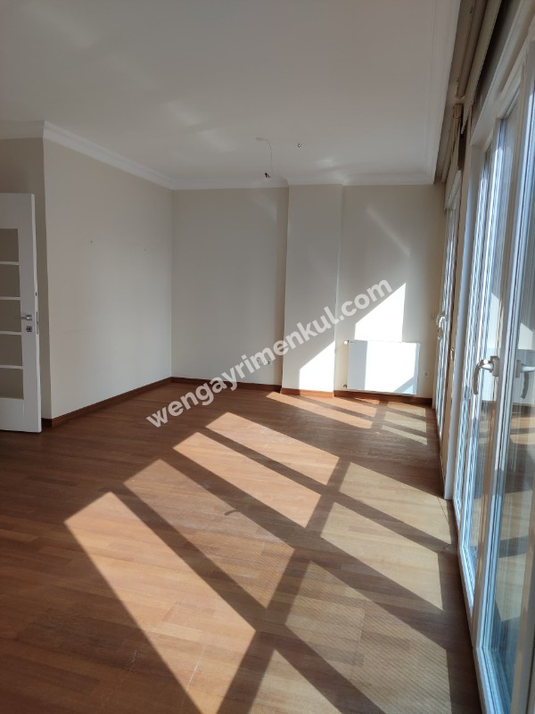 SUADİYE PEMBEGÜL SOKAKTA GENİŞ EBEVEYN BANYOLU DEPOLU 2+1 