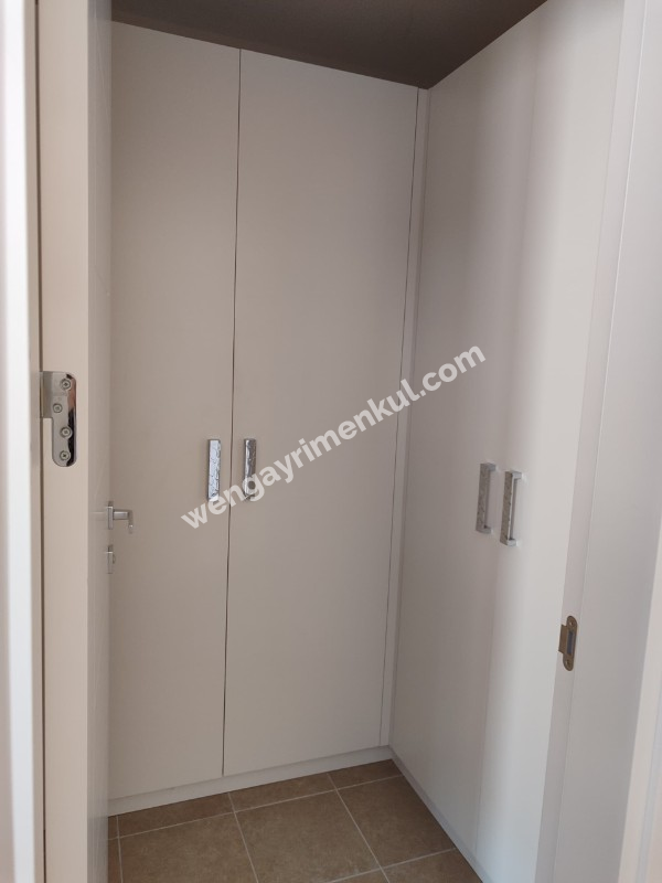 SUADİYE PEMBEGÜL SOKAKTA GENİŞ EBEVEYN BANYOLU DEPOLU 2+1 