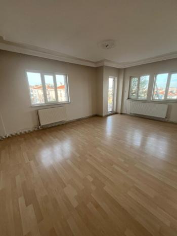 AFYON ÜÇOK EMLAKTAN MAREŞAL F ÇAKMAK MAH SATILIK 3+1TEMİZ BAKIMLI DAİRE