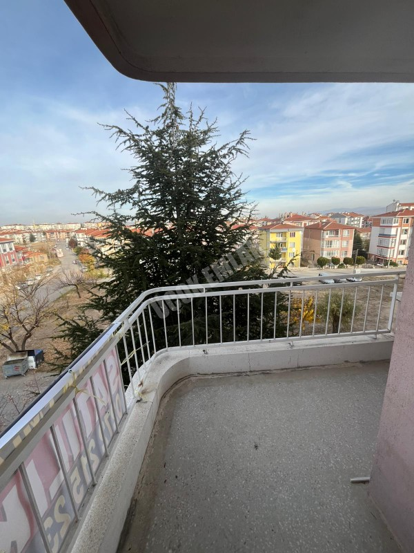 AFYON ÜÇOK EMLAKTAN MAREŞAL F ÇAKMAK MAH SATILIK 3+1TEMİZ BAKIMLI DAİRE