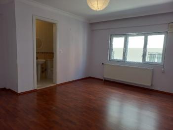 BALÇOVA'DA  AVM LERE YAKIN BAKIMLI JEOTERMALLİ 4+1 KİRALIK VİLLA 