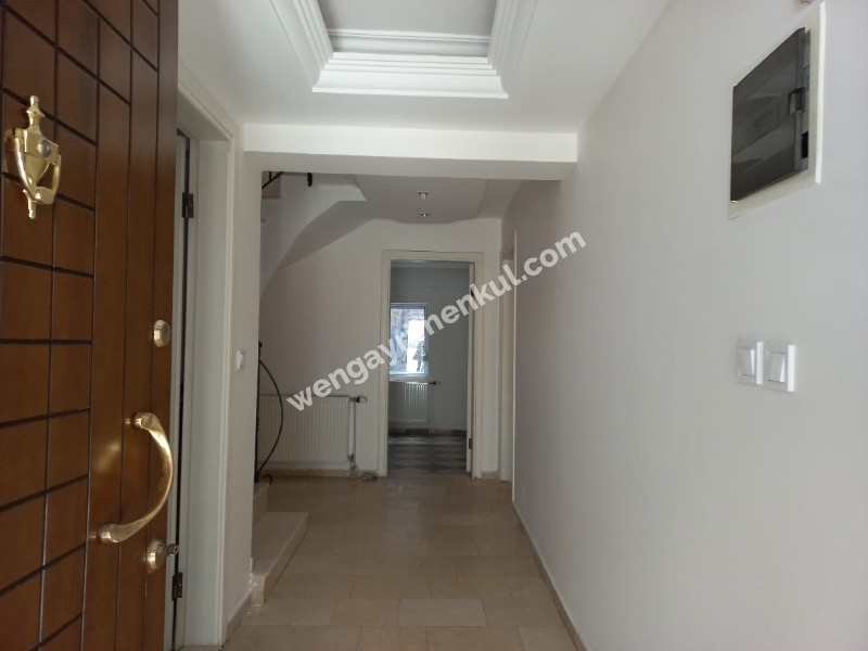 BALÇOVA'DA  AVM LERE YAKIN BAKIMLI JEOTERMALLİ 4+1 KİRALIK VİLLA 