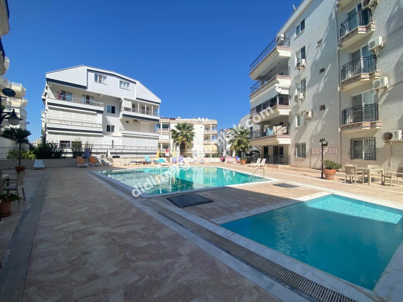 ALTINKUM MAHALLESİNDE DENİZE YÜRÜME MESAFESİNDE,SİTE İÇİNDE,HAVUZLU EŞYALI,,GENİŞ BALKONLU 2+1 SATILIK  DAİRE