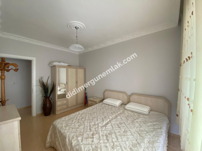 ALTINKUM MAHALLESİNDE DENİZE YÜRÜME MESAFESİNDE,SİTE İÇİNDE,HAVUZLU EŞYALI,,GENİŞ BALKONLU 2+1 SATILIK  DAİRE