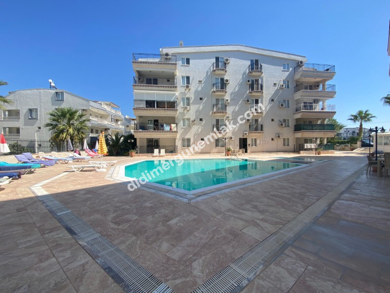 ALTINKUM MAHALLESİNDE DENİZE YÜRÜME MESAFESİNDE,SİTE İÇİNDE,HAVUZLU EŞYALI,,GENİŞ BALKONLU 2+1 SATILIK  DAİRE