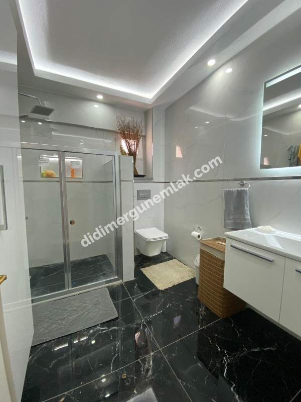 ALTINKUM MAHALLESİNDE DENİZE YÜRÜME MESAFESİNDE,SİTE İÇİNDE,HAVUZLU EŞYALI,,GENİŞ BALKONLU 2+1 SATILIK  DAİRE