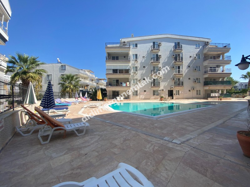 ALTINKUM MAHALLESİNDE DENİZE YÜRÜME MESAFESİNDE,SİTE İÇİNDE,HAVUZLU EŞYALI,,GENİŞ BALKONLU 2+1 SATILIK  DAİRE