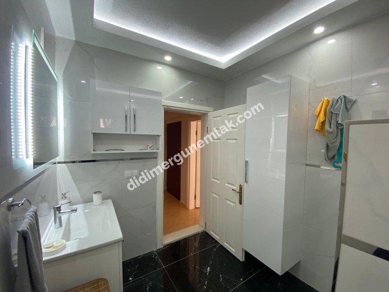 ALTINKUM MAHALLESİNDE DENİZE YÜRÜME MESAFESİNDE,SİTE İÇİNDE,HAVUZLU EŞYALI,,GENİŞ BALKONLU 2+1 SATILIK  DAİRE