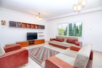 KKTC Girne'de Sahile Yürüyüş Mesafesinde Kapalı Mutfaklı Satılık 2+1 Geniş Daire