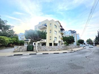 KKTC Girne'de Sahile Yürüyüş Mesafesinde Kapalı Mutfaklı Satılık 2+1 Geniş Daire