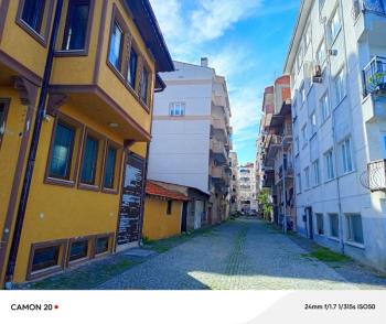 EMLAK HABERCİSİ 'NDEN MUDANYA HALİTPAŞA DENİZE 50 ADIM MESAFEDE ARA KAT 65 M2 NET GENİŞ 1+1 DAİRE