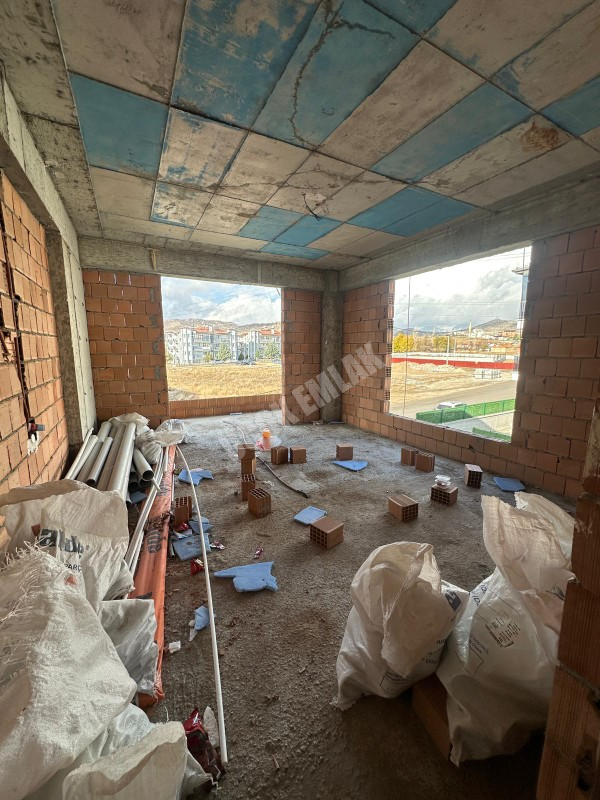 AFYON ÜÇOK EMLAKTAN MAREŞAL F ÇAKMAK  SATILIK SIFIR  ARAKAT KÖŞE KONUM LÜX 2+1 DAİRE