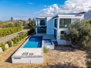 Kıbrıs Girne Ozanköy Bölgesinde Satılık 4 Yatak Odalı Villa